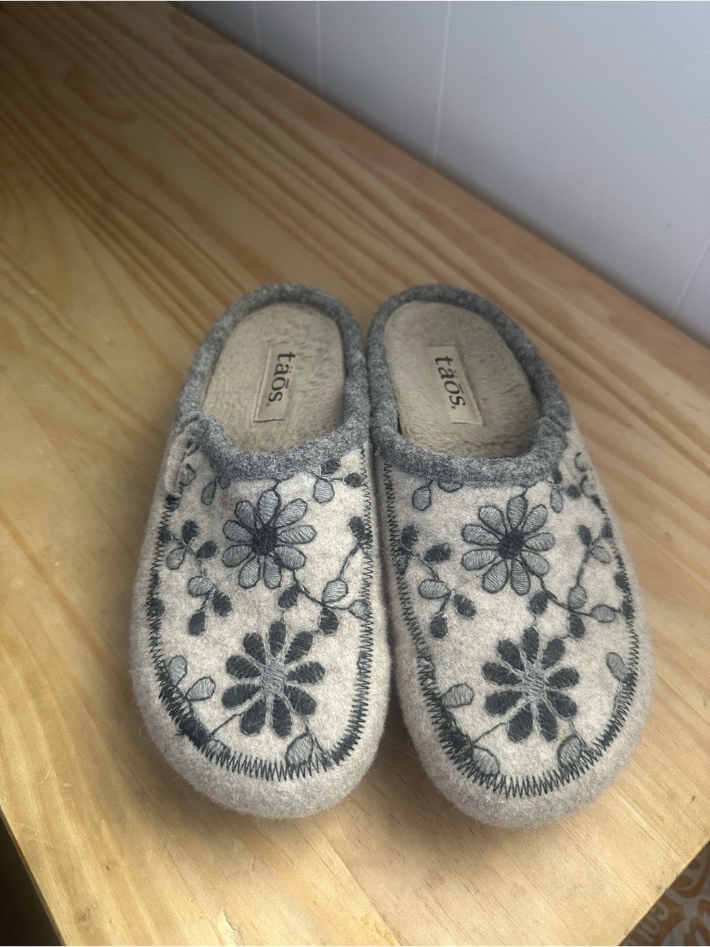 Taos Woolderness slippers/ clogs- sz 6